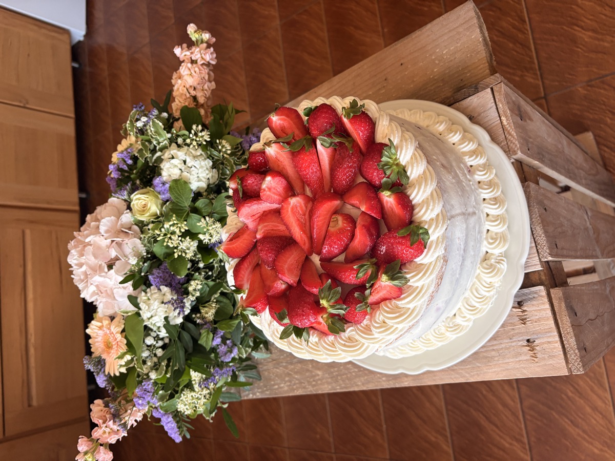 Fraisier décoré de fraises fraîches
