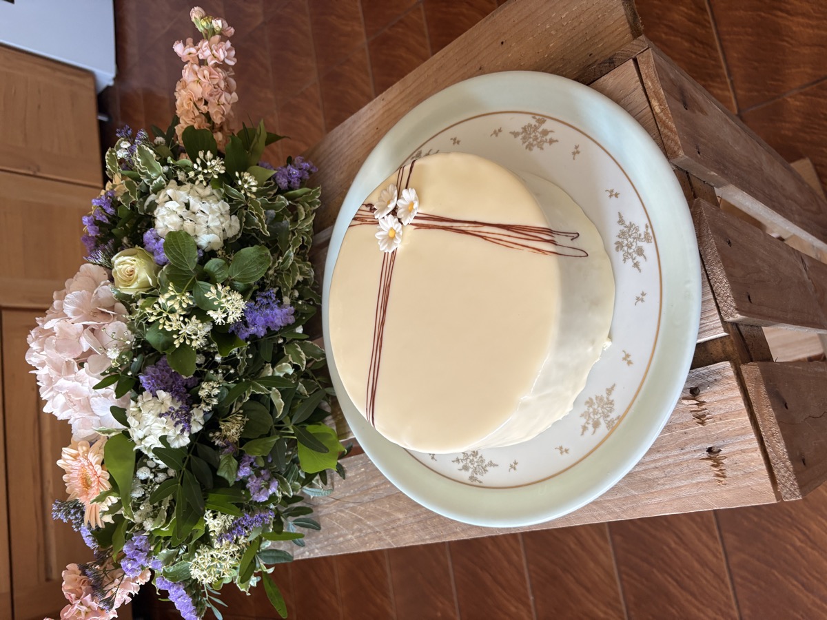 Entremets glaçage blanc et décor floral